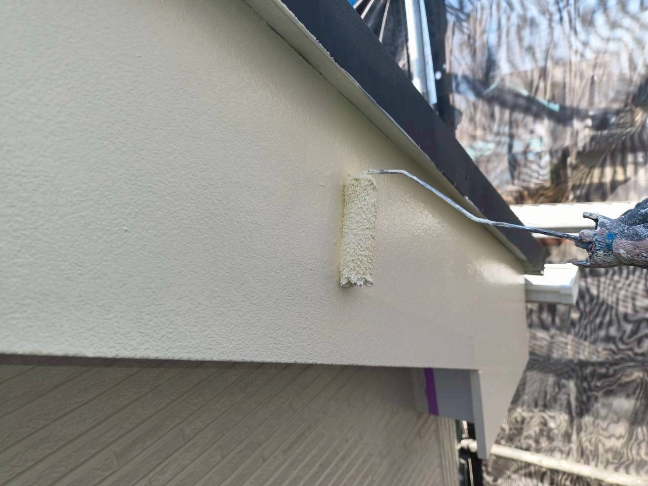 破風板を白い治療で塗り替え中